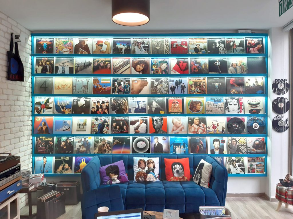 פטיפונים וקירות סלפי: חנות תקליטים חדשה בעיר התחתית