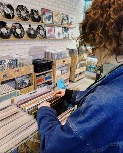 קחו הפסקה מהעולם הדיגיטלי - חנות תקליטים