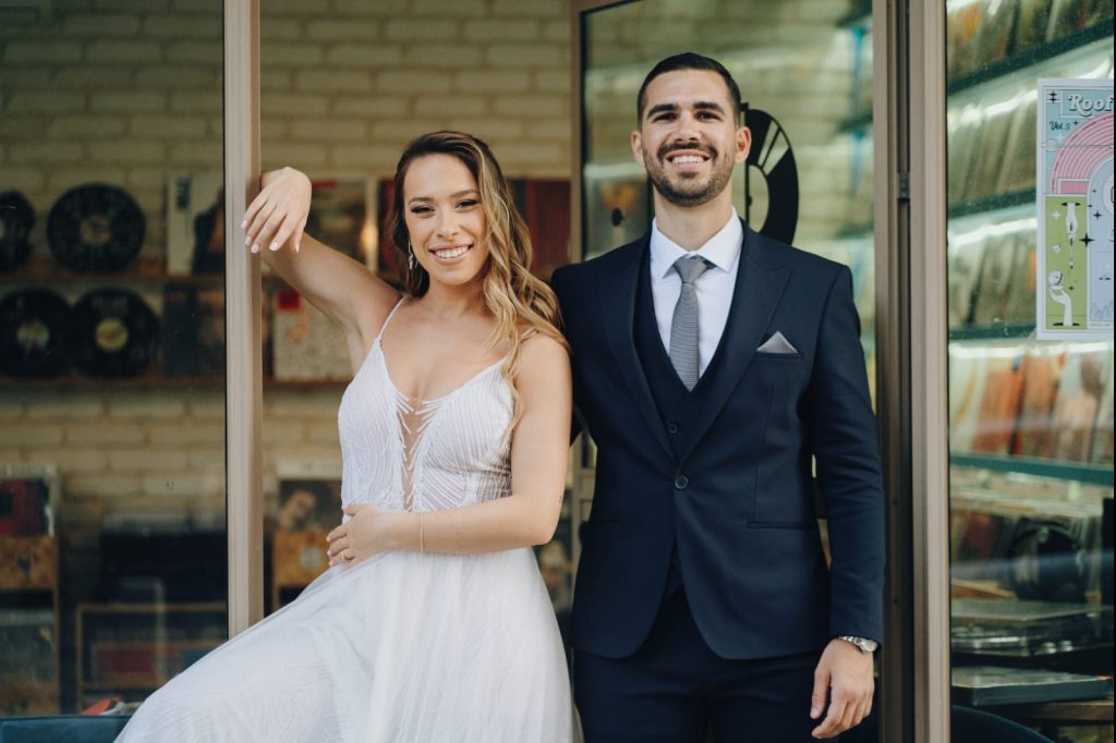 בדרך לחתונה עוצרים בחנות התקליטים